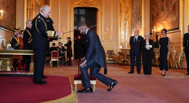 El exfutbolista David Beckham es nombrado caballero por el rey Carlos III