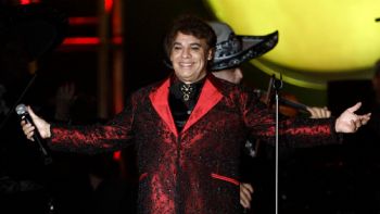 María José Cuevas comparte su experiencia en el archivo de “Juan Gabriel: Debo, puedo y quiero”