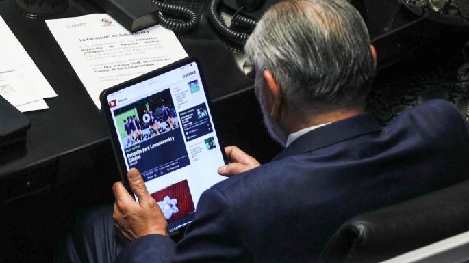 Vuelven a captar a Adán Augusto viendo deportes en plena sesión del Senado