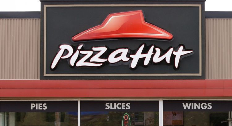 La empresa matriz de Pizza Hut sopesa vender la cadena