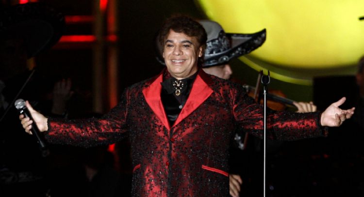 María José Cuevas comparte su experiencia en el archivo de “Juan Gabriel: Debo, puedo y quiero”