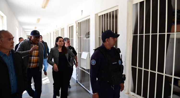 Gobernadora de Aguascalientes realiza recorrido por Cereso varonil; escuchó a internos y familiares
