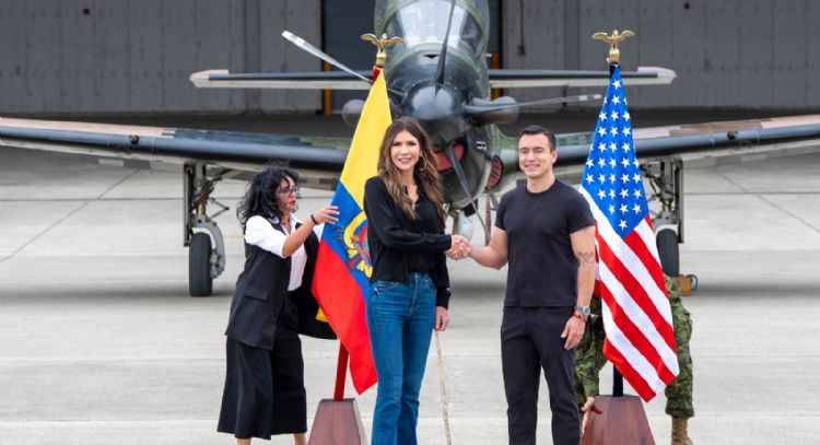 Presidente de Ecuador muestra a Kristi Noem sitios para una base militar de EU contra el narco