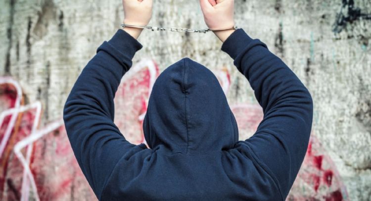 Adolescente de 15 años mata a compañero tras chocar en el pasillo; será juzgado como adulto