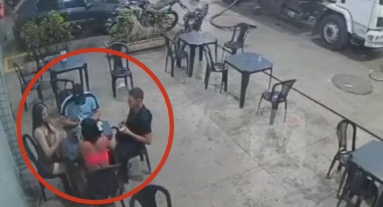 Joven enciende cigarro y provoca incendio en gasolinera (VIDEO)