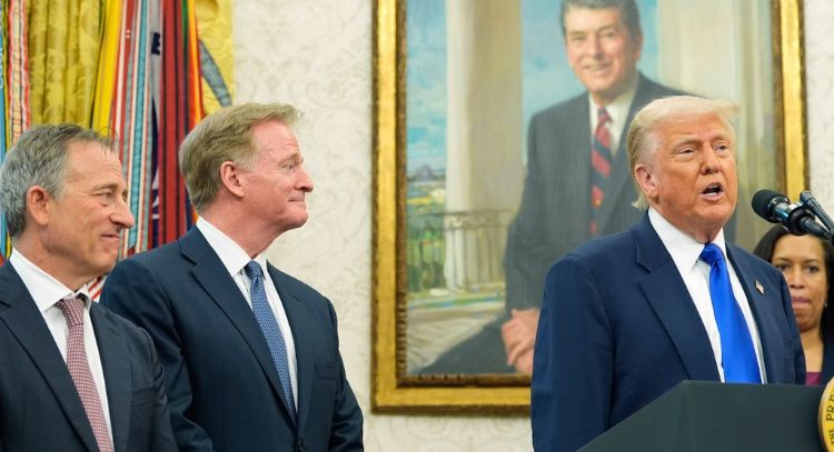 Nombrar el nuevo estadio de los Commanders en mi honor sería "hermoso": Trump