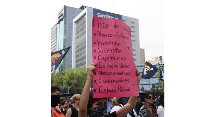 Jóvenes marchan en CDMX contra la violencia; policías les impiden llegar al Zócalo