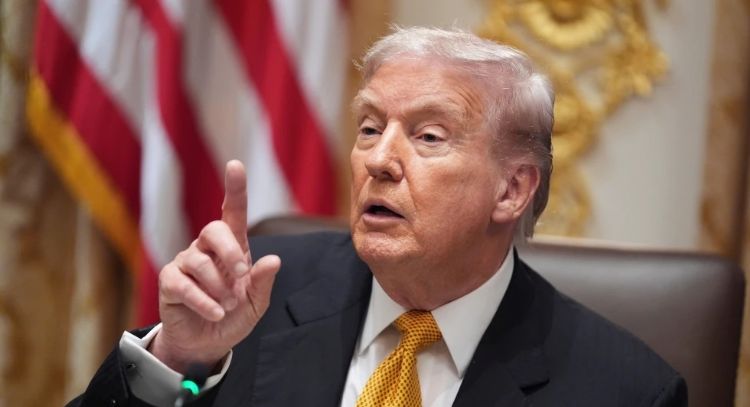 Director de la BBC dimite tras críticas a la edición de un discurso de Trump por parte de la cadena