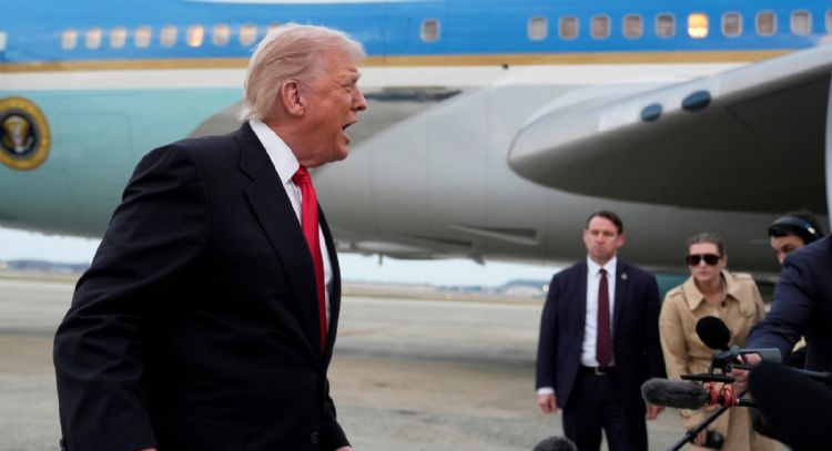 Trump celebra la dimisión del director general de la BBC por manipular su “perfecto” discurso