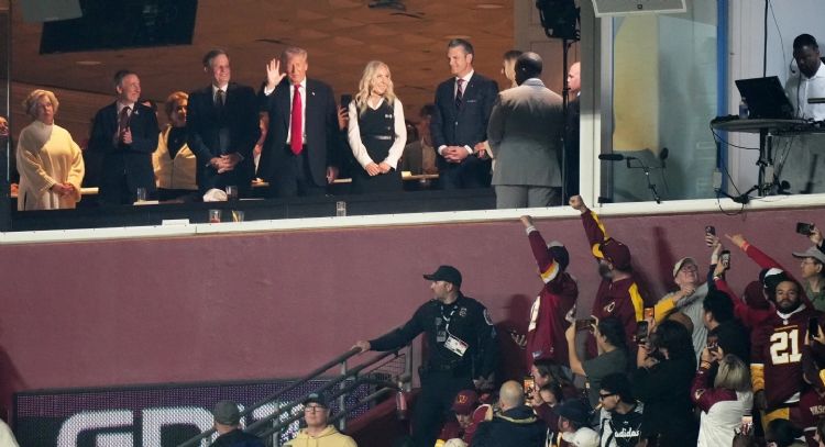 Trump es recibido con abucheos durante el partido de Commanders vs. Lions en la NFL (Video)