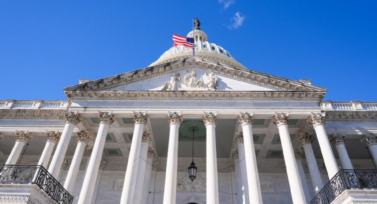 El Senado de EU da el primer paso para poner fin al cierre del gobierno