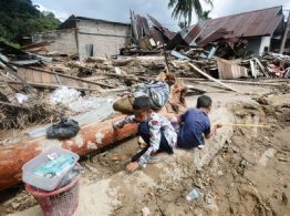 Aumentan a más de 600 los muertos y 460 los desaparecidos por las inundaciones en Indonesia