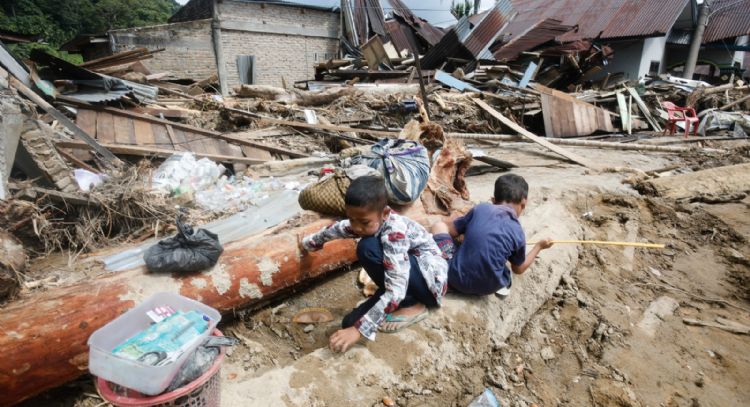 Aumentan a más de 600 los muertos y 460 los desaparecidos por las inundaciones en Indonesia