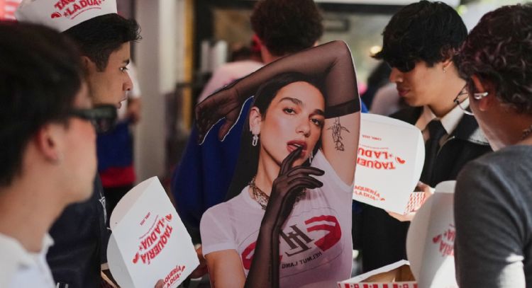 Dua Lipa invita a comer unos tacos en México