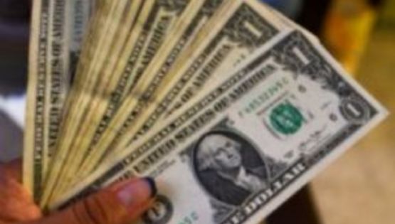 Peso pierde en espera de la decisión de la Fed