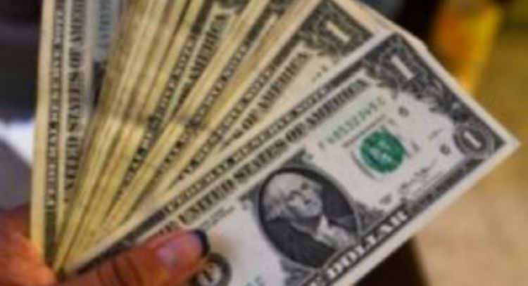 Peso pierde en espera de la decisión de la Fed