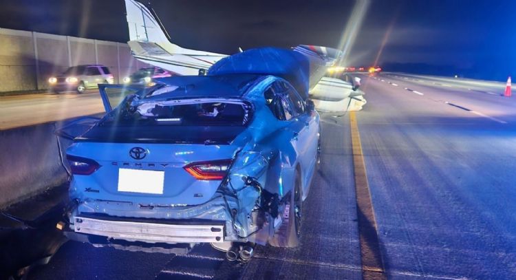 Avioneta cae sobre auto particular en carretera de Florida (Video)