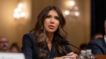 Demócratas piden a Kristi Noem que renuncie