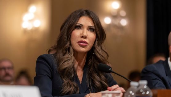 Demócratas piden a Kristi Noem que renuncie