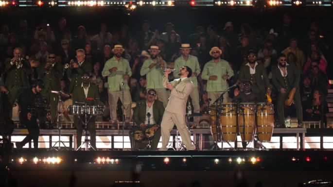 Bad Bunny sufre caída en su primer concierto del “Debí tirar más fotos World Tour” en México (Video)