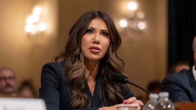 Demócratas piden a Kristi Noem que renuncie