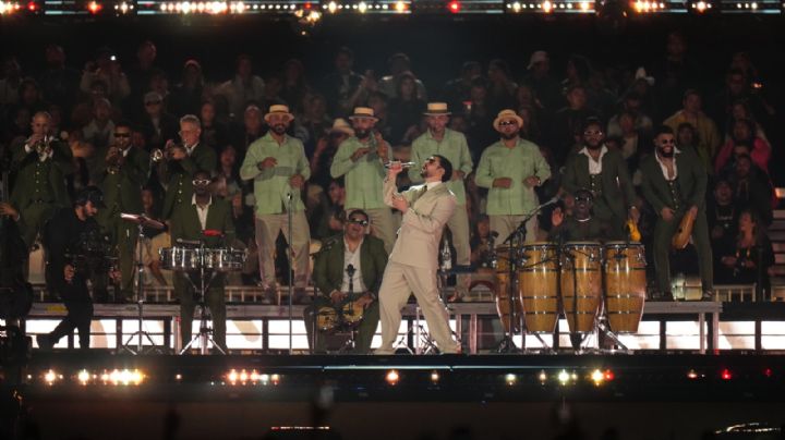 Bad Bunny sufre caída en su primer concierto del “Debí tirar más fotos World Tour” en México (Video)