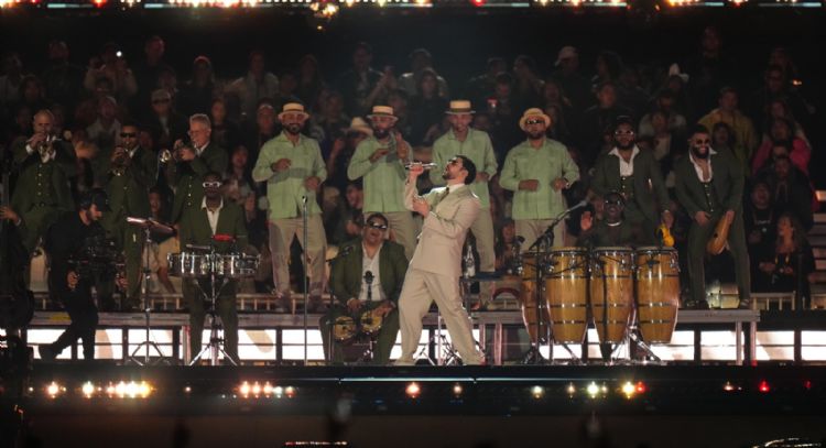 Bad Bunny sufre caída en su primer concierto del “Debí tirar más fotos World Tour” en México (Video)