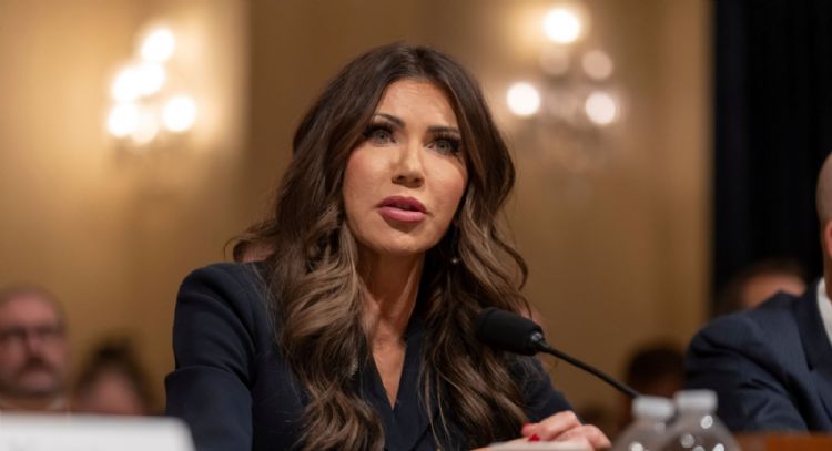 Demócratas piden a Kristi Noem que renuncie
