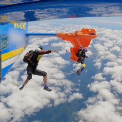 Paracaídas se atora con alerón de avión y deja colgando a hombre a más de 4 mil metros de altura