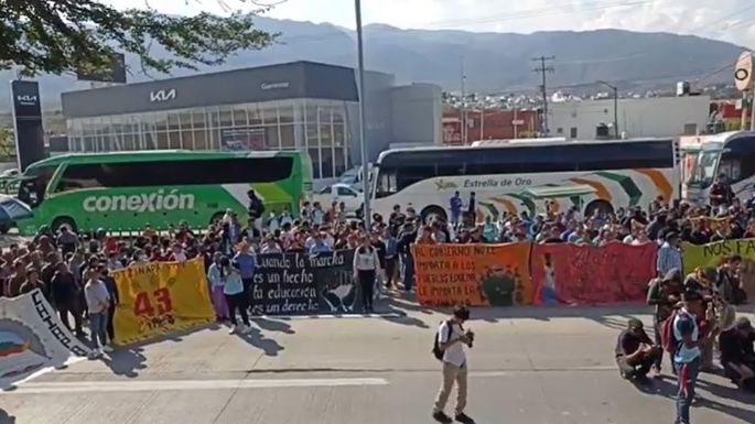Bloquean Autopista del Sol: estudiantes exigen justicia por normalistas asesinados en 2011