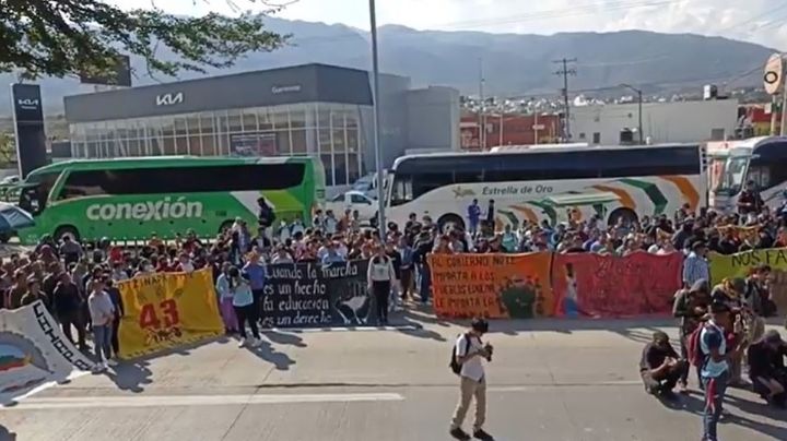 Bloquean Autopista del Sol: estudiantes exigen justicia por normalistas asesinados en 2011