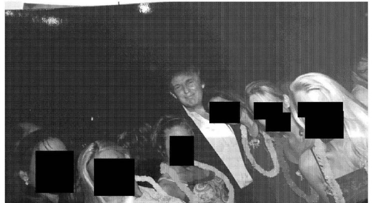 Los demócratas revelan nuevas fotos de Jeffrey Epstein junto a Trump