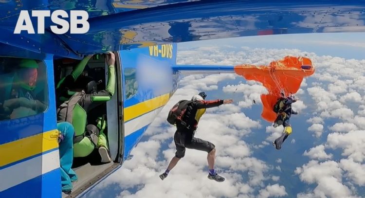 Paracaídas se atora con alerón de avión y deja colgando a hombre a más de 4 mil metros de altura