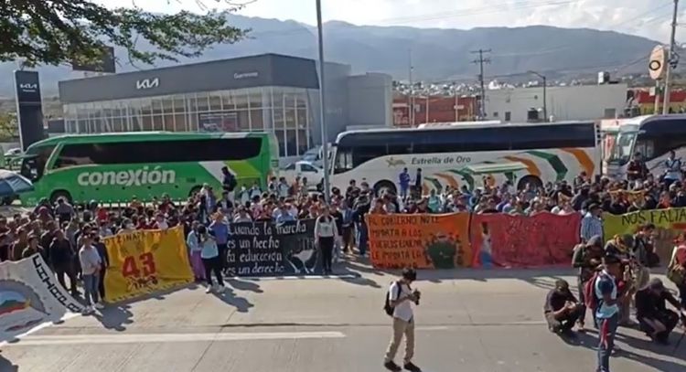 Bloquean Autopista del Sol: estudiantes exigen justicia por normalistas asesinados en 2011