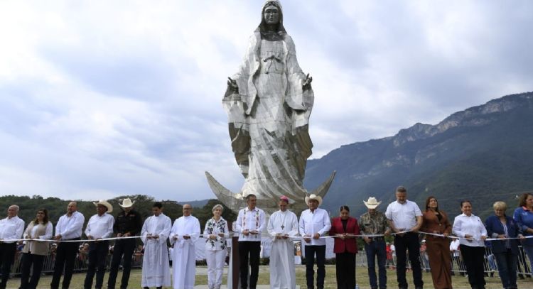 Entregan Américo y María escultura monumental de la Virgen de la Misericordia en El Chorrito