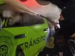 Motociclistas atacan con un extintor a agente de tránsito en CDMX (Video)