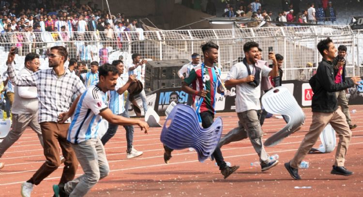 Fanáticos enfurecen por no poder ver a Messi durante su visita a India (Video)