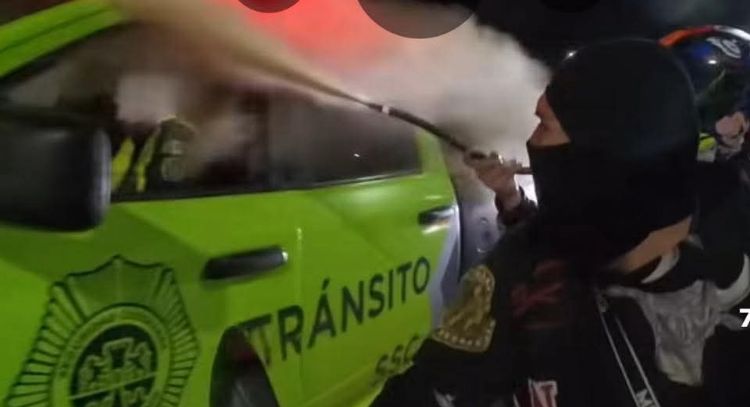 Motociclistas atacan con un extintor a agente de tránsito en CDMX (Video)