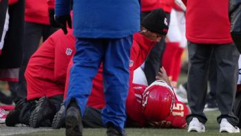 Mahomes sufre una rotura del ligamento cruzado anterior y los Chiefs están considerando cirugía