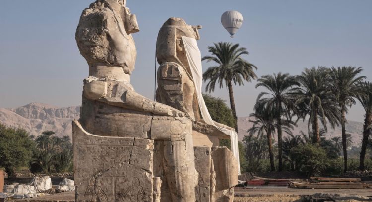 Egipto revela estatuas colosales restauradas de un faraón en Luxor