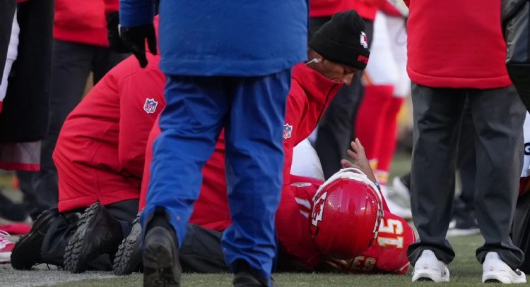 Mahomes sufre una rotura del ligamento cruzado anterior y los Chiefs están considerando cirugía