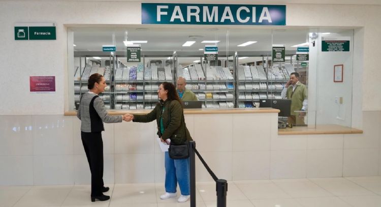 Sheinbaum hace visita sorpresa a hospital del IMSS en medio de quejas por desabasto de medicamentos
