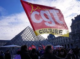 Trabajadores del Louvre votan a favor de la huelga, otro golpe al museo parisino
