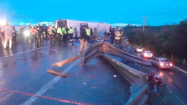 Volcadura de camión de pasajeros en Apodaca, Nuevo León, deja ocho muertos