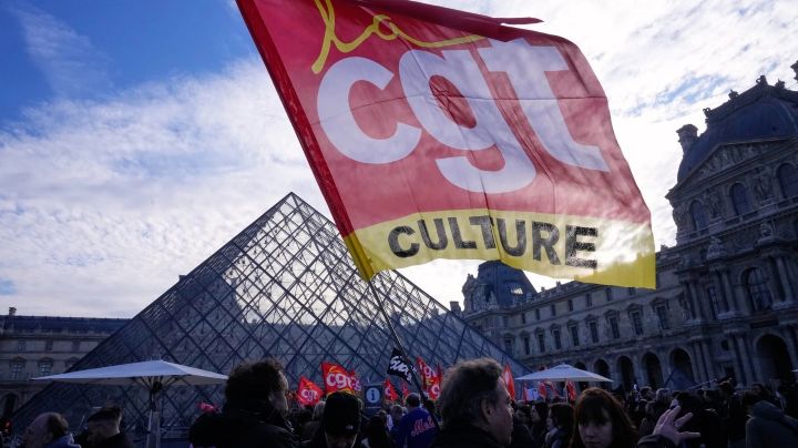 Trabajadores del Louvre votan a favor de la huelga, otro golpe al museo parisino