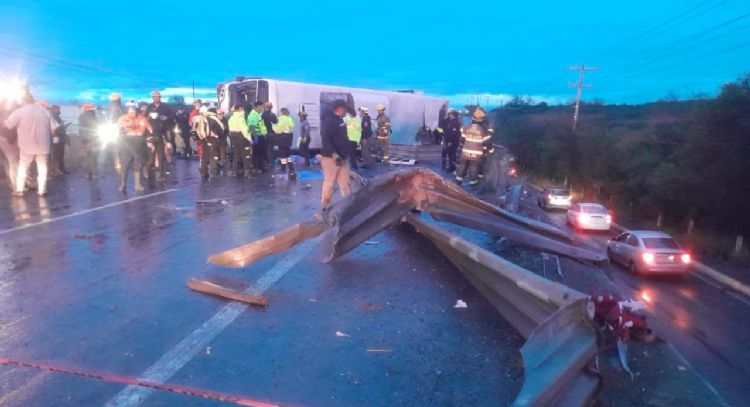 Volcadura de camión de pasajeros en Apodaca, Nuevo León, deja ocho muertos