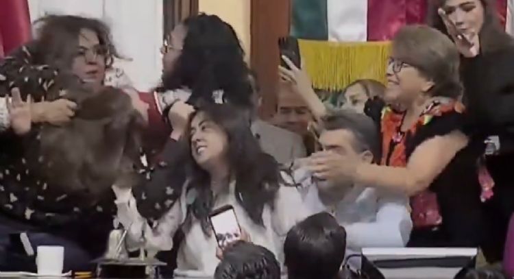 Extinción del InfoCDMX desata golpes, empujones y jalones de cabello entre diputadas (Videos)