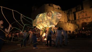 “ARCA”: el espectáculo callejero inspirado en la chicharra que transforma las calles de Oaxaca