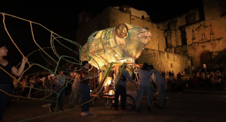 “ARCA”: el espectáculo callejero inspirado en la chicharra que transforma las calles de Oaxaca