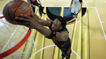 Knicks ganan la Copa NBA tras remontar y vencer a Spurs 124-113